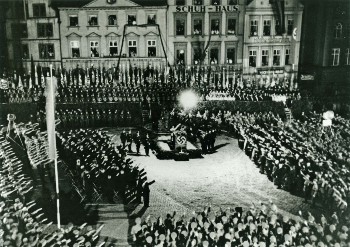 "Treuekundgebung" für Adolf Hitler auf dem Marktplatz zur Volksabstimmung vom 19.8.1934 über die Vereinigung der Ämter des Reichspräsidenten und des Reichskanzlers